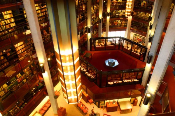 University of Toronto sở hữu hệ thống thư viện lớn thứ 3 ở Bắc Mỹ, chỉ đứng sau Harvard University và Yale University của Mỹ