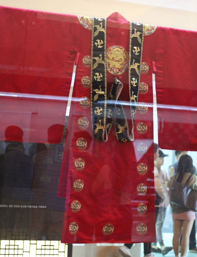Một bộ lễ phục hoàng phi trong viện bảo tàng tại Đại học Quốc gia Chonbuk